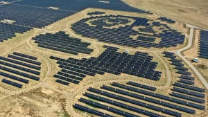 Kiinassa aurinkovoimala ”herätti” aavikon