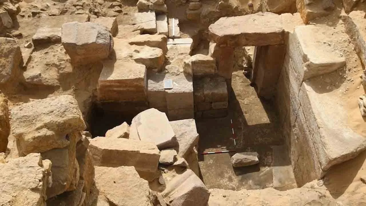 Suomalaiset arkeologit ovat löytäneet Egyptistä muinaisen aurinkotemppelin jäännökset.