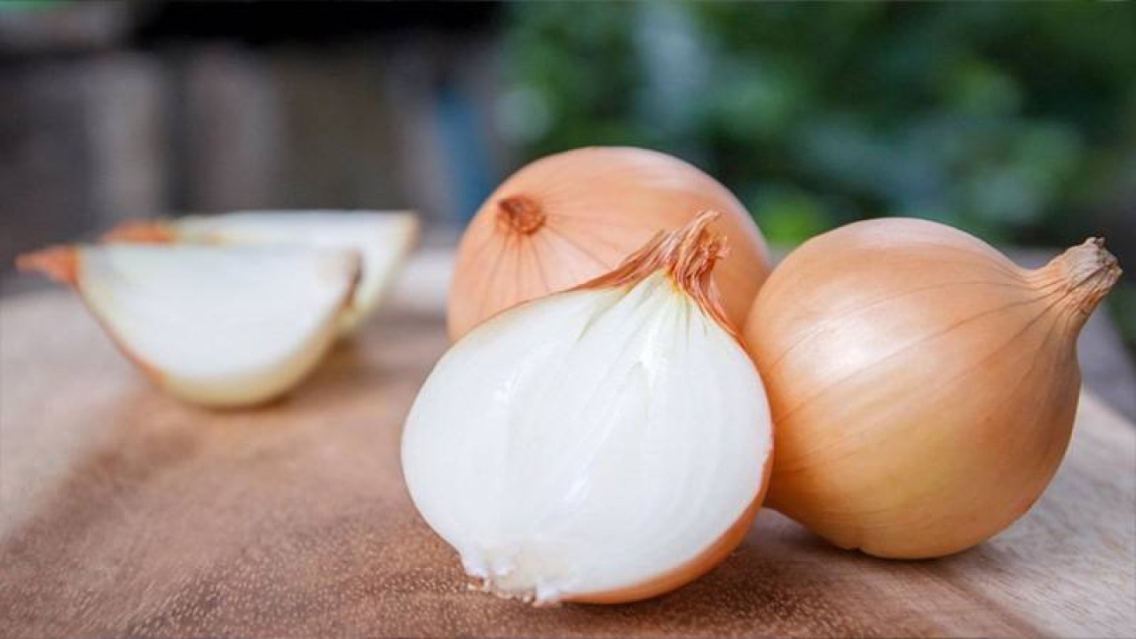 Työtason hankaaminen sipulilla: miksi se on tarpeen ja miksi sitä suositellaan.