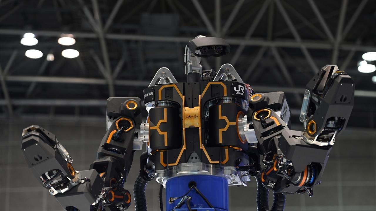 Ensin tehtaalle, sitten rintamalle. Startup Foundation tuottaa 50 000 taisteluhumanoidia