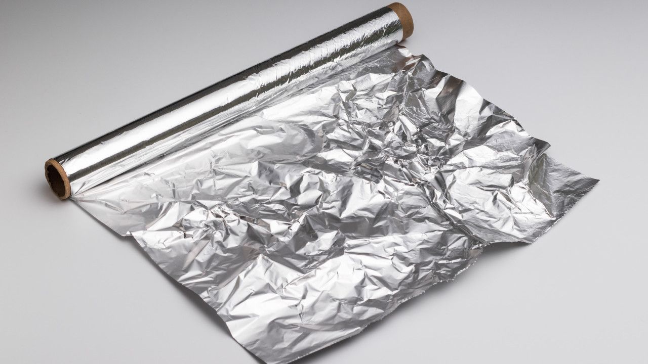 Kuinka kiinnittää alumiinifolio parvekkeen kaiteeseen: mihin sitä tarvitaan ja miksi se on järkevää.