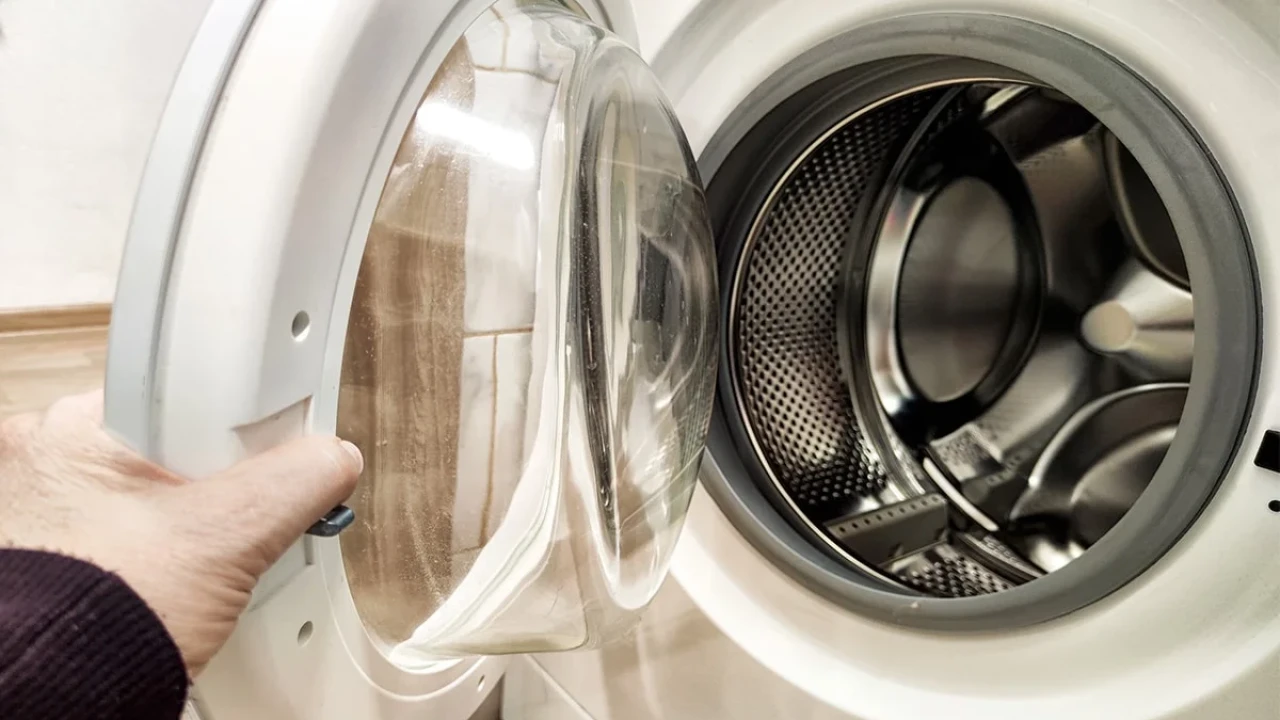 Pesukoneen oven jättäminen auki jokaisen pesun jälkeen on virhe, jonka monet tekevät tietämättään.