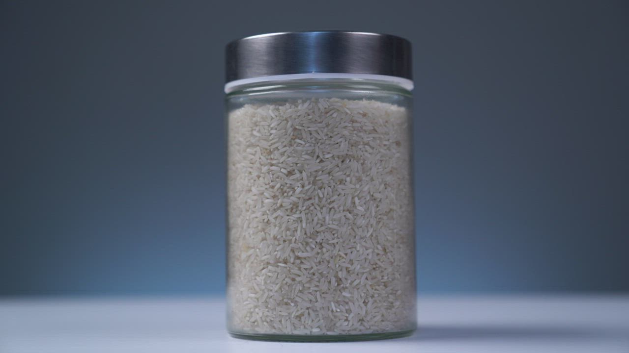 Basilika ja riisi: miksi niitä kannattaa säilyttää purkissa kotona?