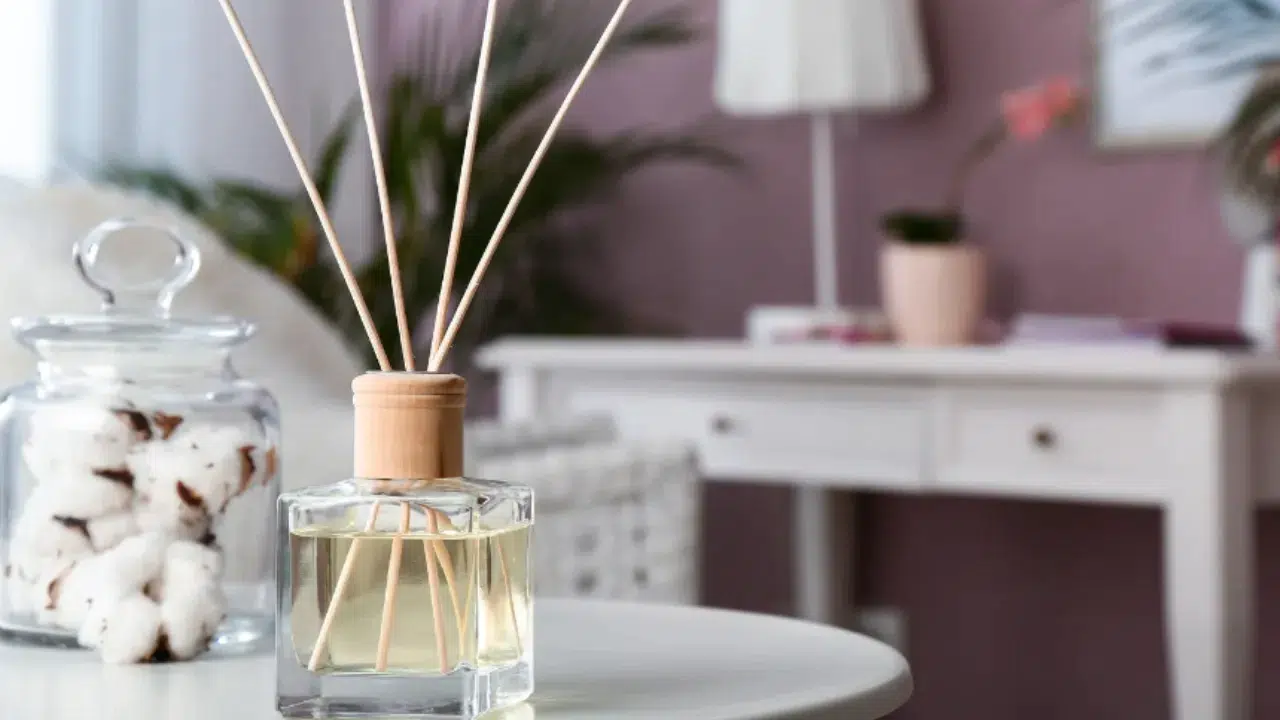 Kuinka valmistaa kotitekoinen hajuste, jotta lakanasi tuoksuvat kuin viiden tähden hotellissa