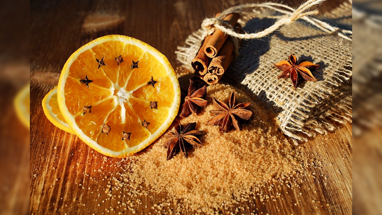 Appelsiininkuori ja neilikka: miksi niitä kannattaa säilyttää purkissa kotona?