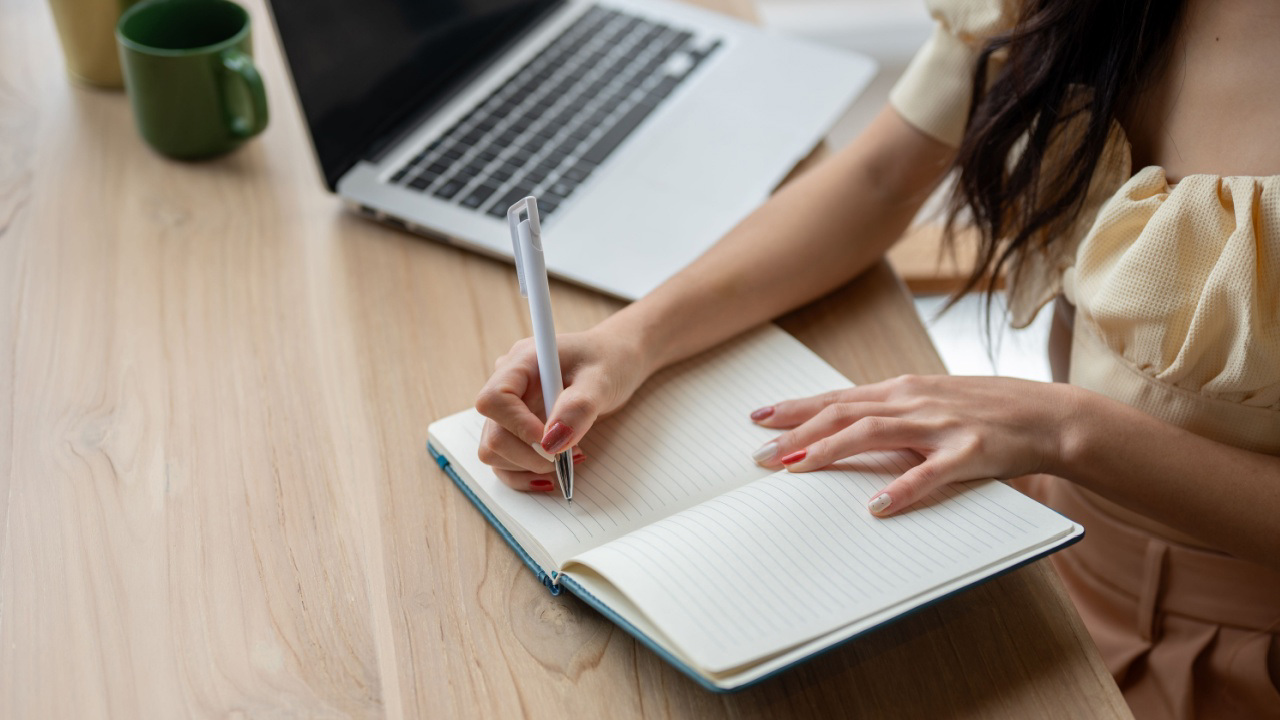 Psykologia väittää, että ihmiset, jotka edelleen tekevät tehtävälistoja käsin eikä puhelimella, osoittavat yleensä seuraavia 9 ominaispiirrettä.