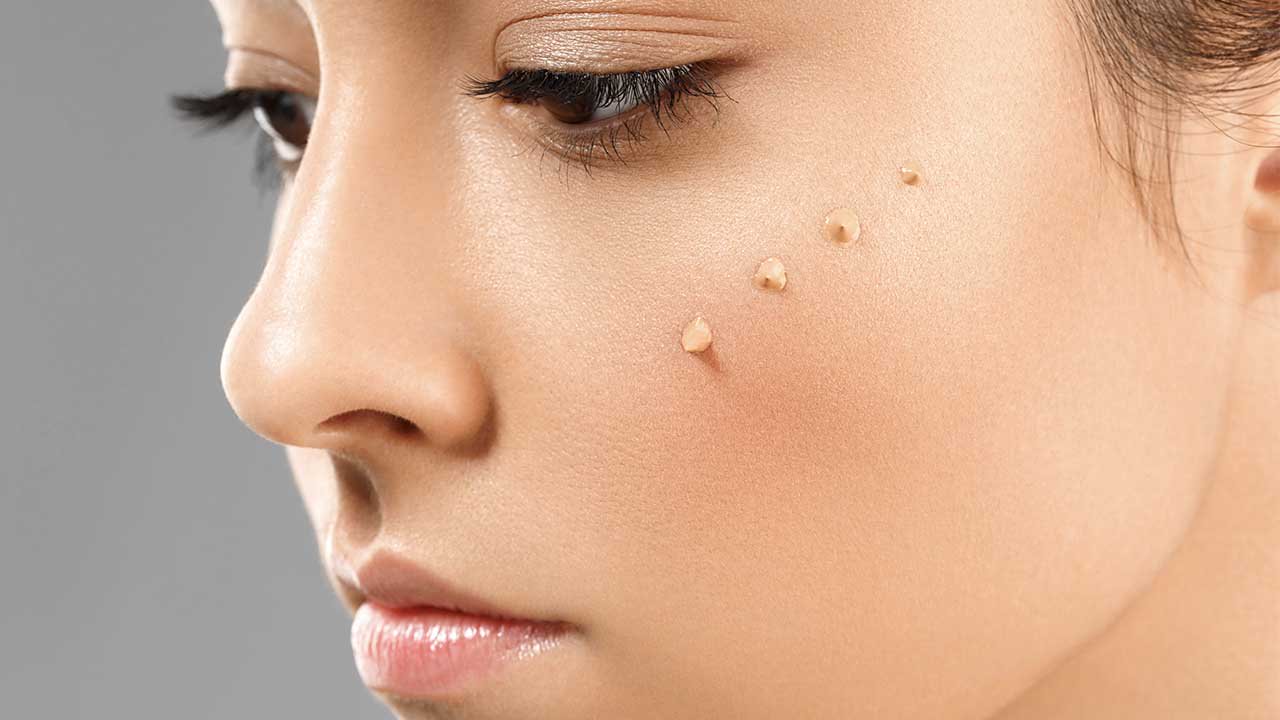 Apteekista löysin BB-voiteen, joka ”tasoittaa” ryppyjä. Se sopii erinomaisesti yli 50-vuotiaille.