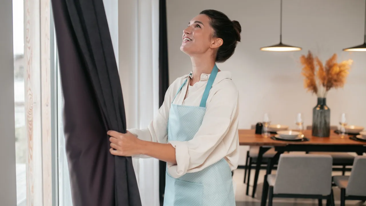 Verhojen pesu ennen juhlapäiviä. Kokeile tätä kotikonstia, niin verhot pysyvät raikkaina ja puhtaina kevääseen asti.