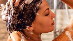 Kolme parasta shampoota rasvaisille hiuksille – pidentävät raikkautta ja antavat volyymia.