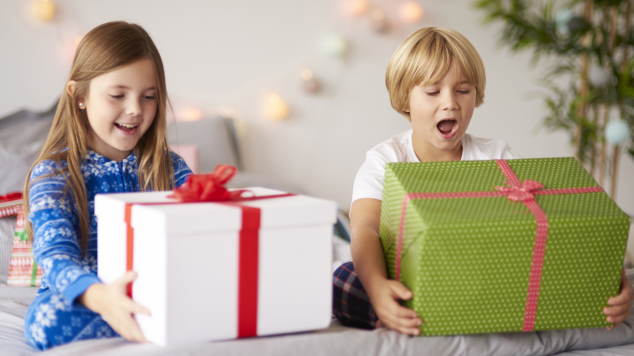 Miksi lahjojen antaminen tuo meille iloa, mutta aiheuttaa myös stressiä psykologian mukaan.