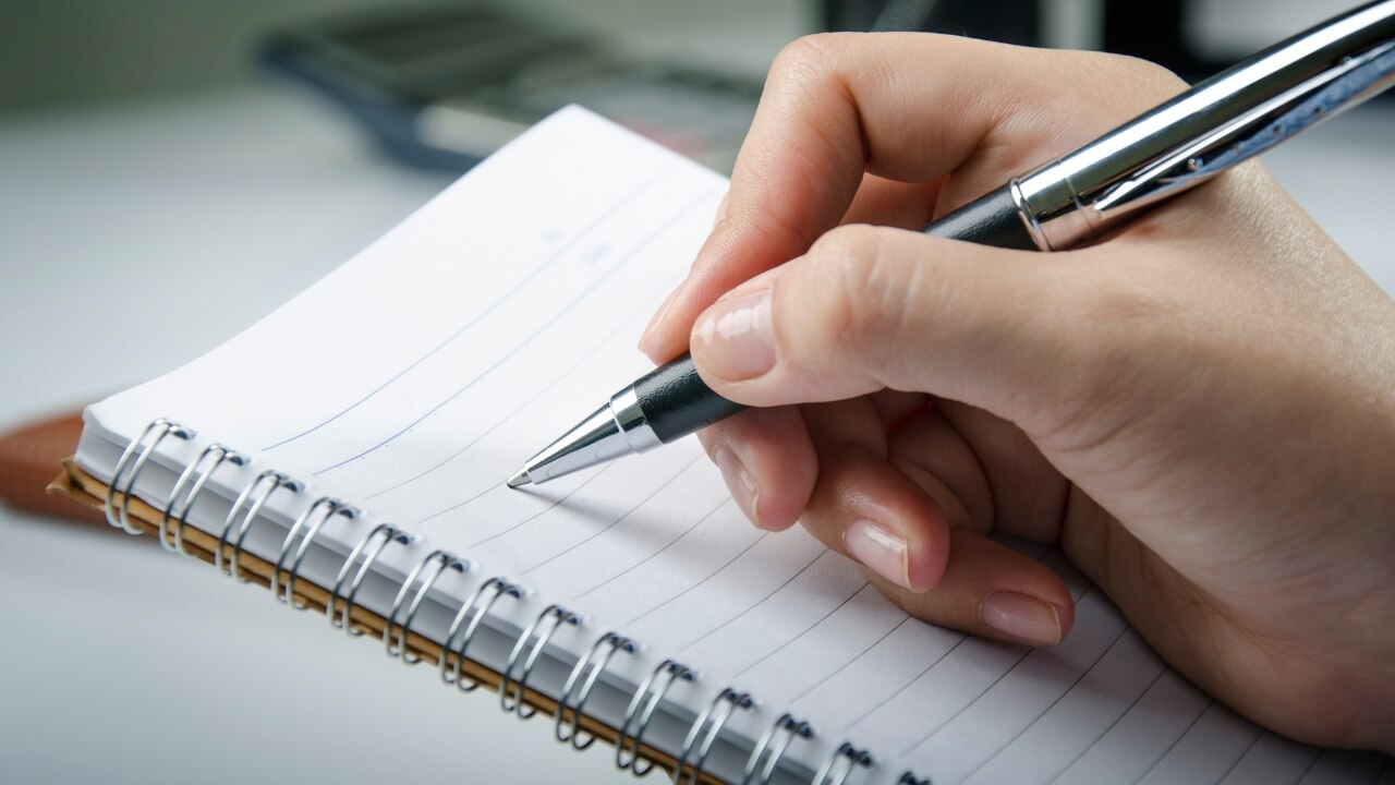 Psykologia väittää, että ihmiset, jotka edelleen tekevät tehtävälistoja käsin eikä puhelimella, osoittavat yleensä seuraavia 9 ominaispiirrettä.