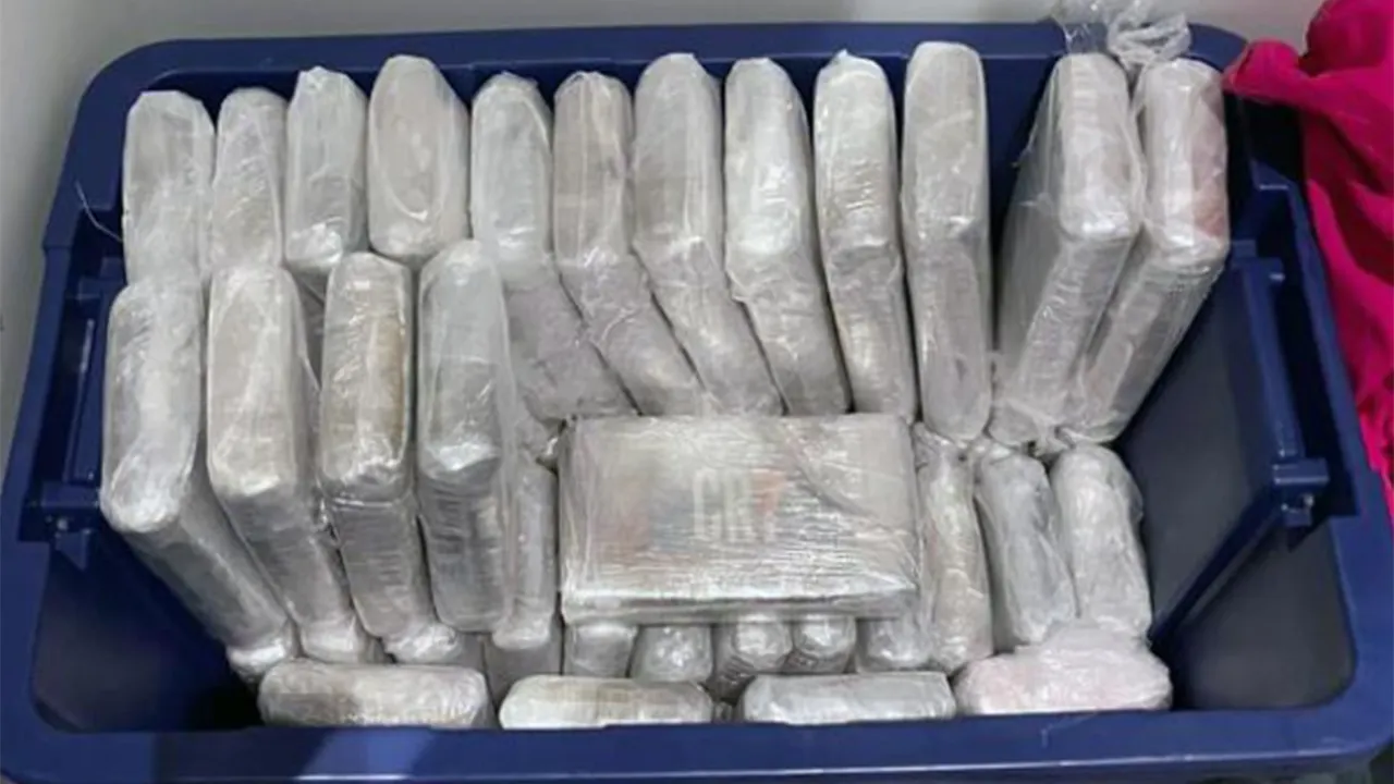 Kuorma-auton kuljettaja palaa pysäköintialueelle ja löytää perävaunun, joka on lastattu 16 miljoonan dollarin arvosta kokaiinia.