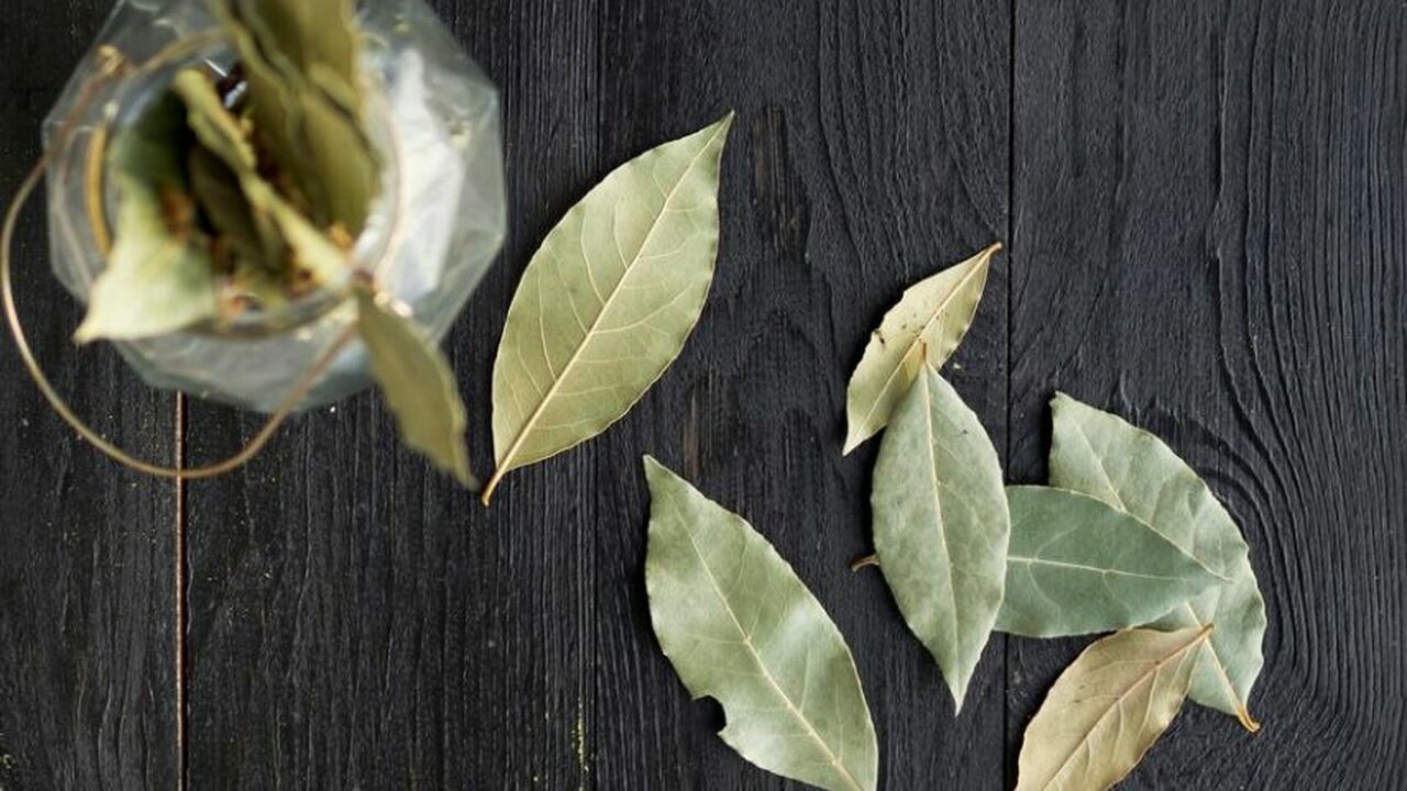 Miksi sekoittaa laakerinlehti ja ruokasooda, ja mihin sitä käytetään?