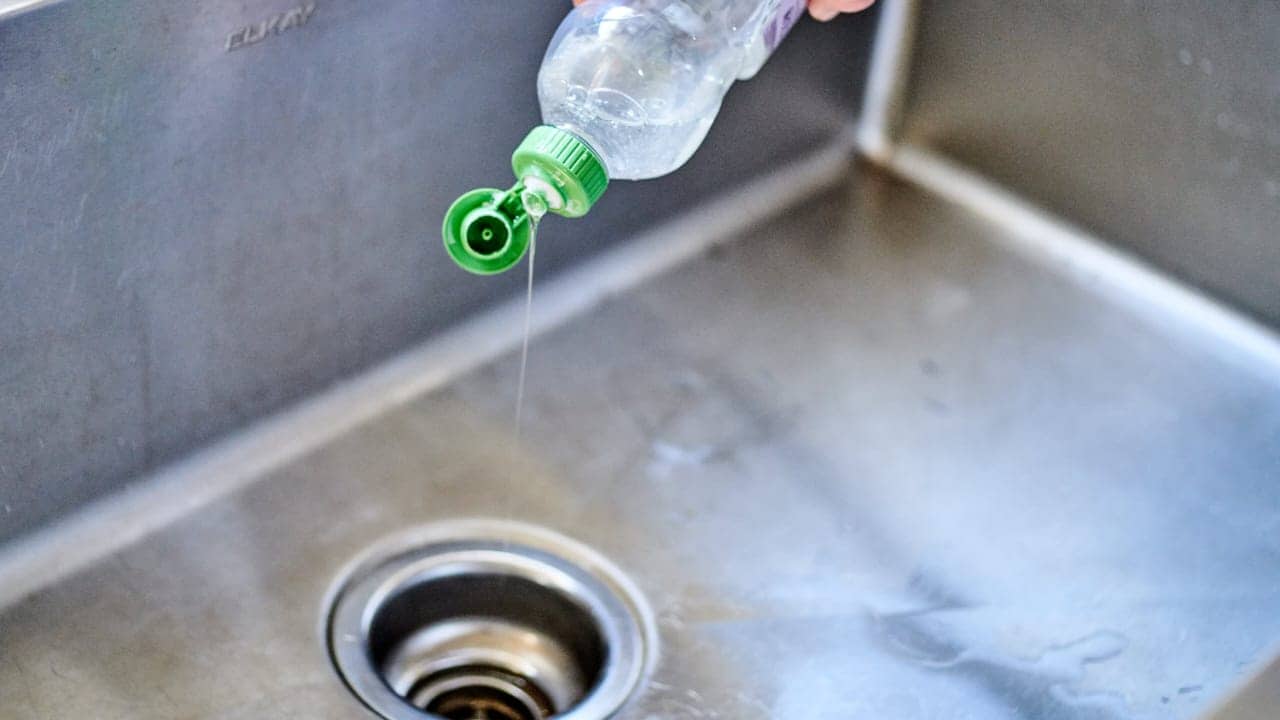 Etikan käyttö kylpyhuoneen viemärin puhdistamiseen: mihin sitä tarvitaan ja mitkä ovat sen edut.