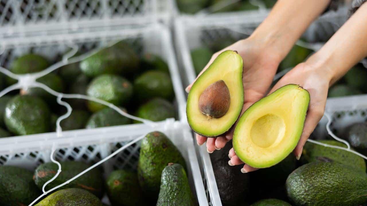 Lopeta ”kivien” ostaminen: 5 vinkkiä, kuinka valita täydellisen kypsä avokado ensimmäisellä kerralla.