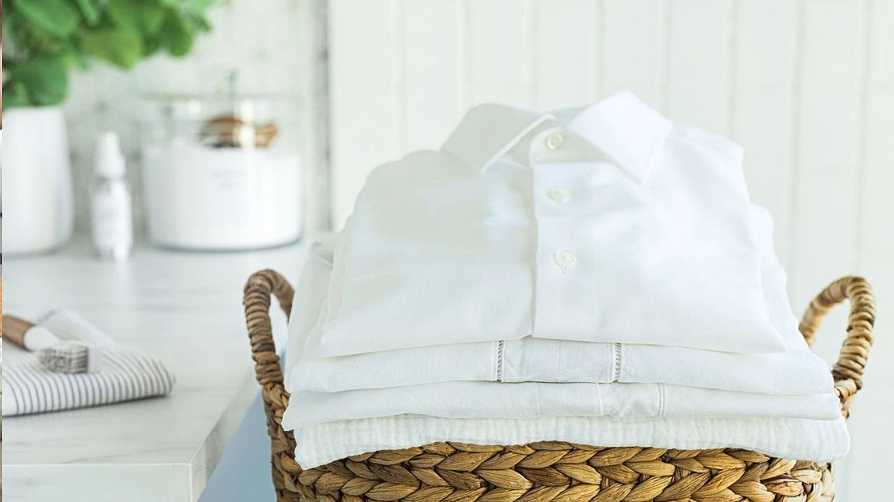 Tekniikka valkoisen pyykin täydelliseen puhtauteen: poistaa keltaiset tahrat ja palauttaa pestyn pyykin alkuperäisen värin.