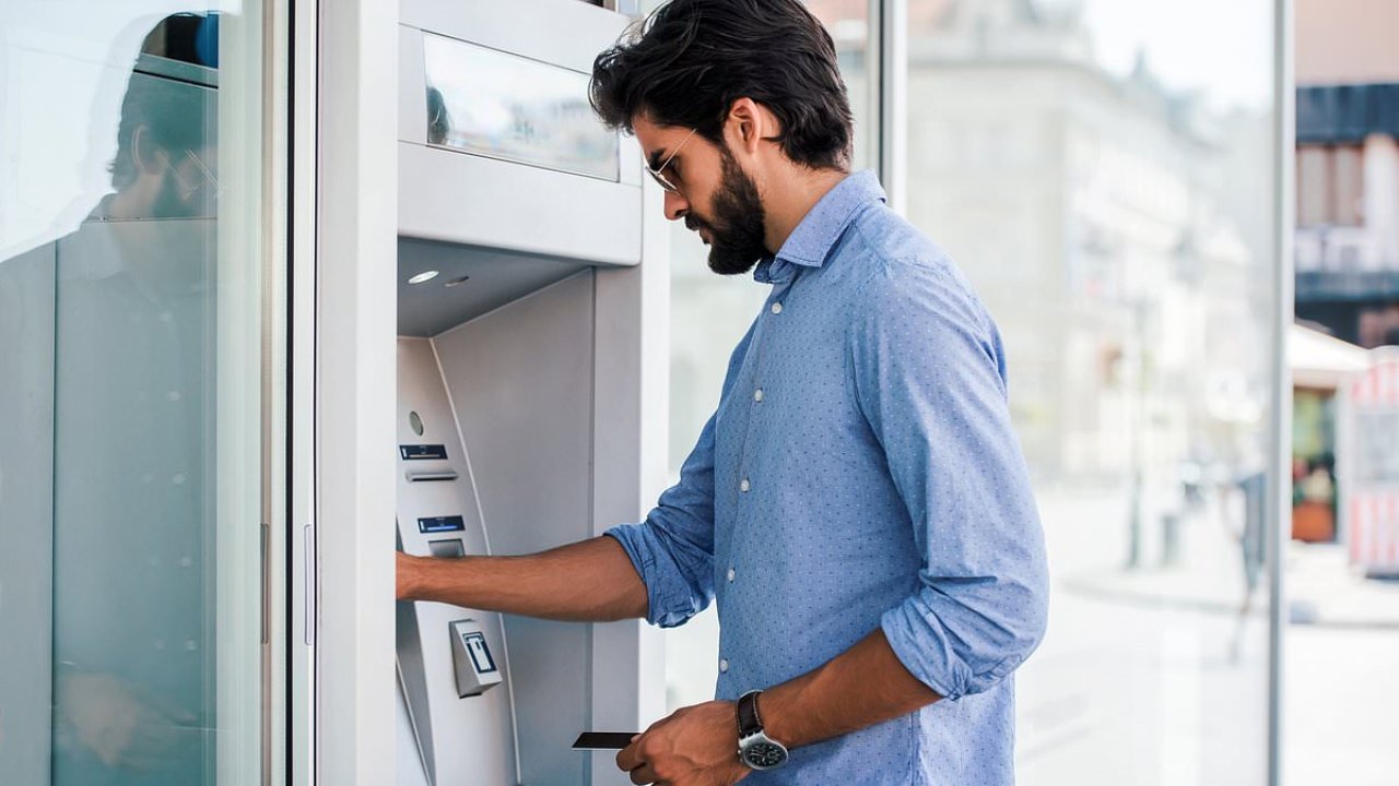 Pankit ja jakelijat: tarvittavat tarkistukset ennen kortin asettamista kortinlukijaan petosten estämiseksi.