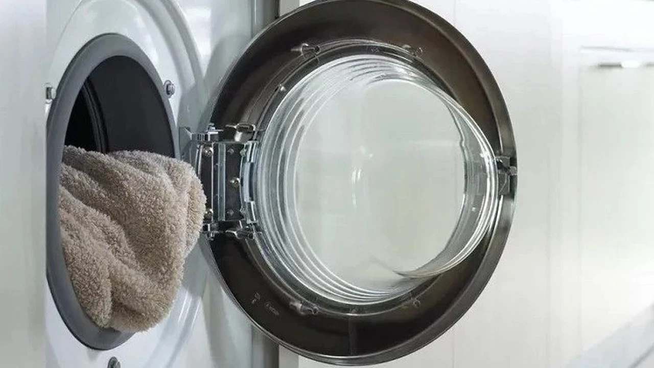 Pesukoneen oven jättäminen auki jokaisen pesun jälkeen on virhe, jonka monet tekevät tietämättään.