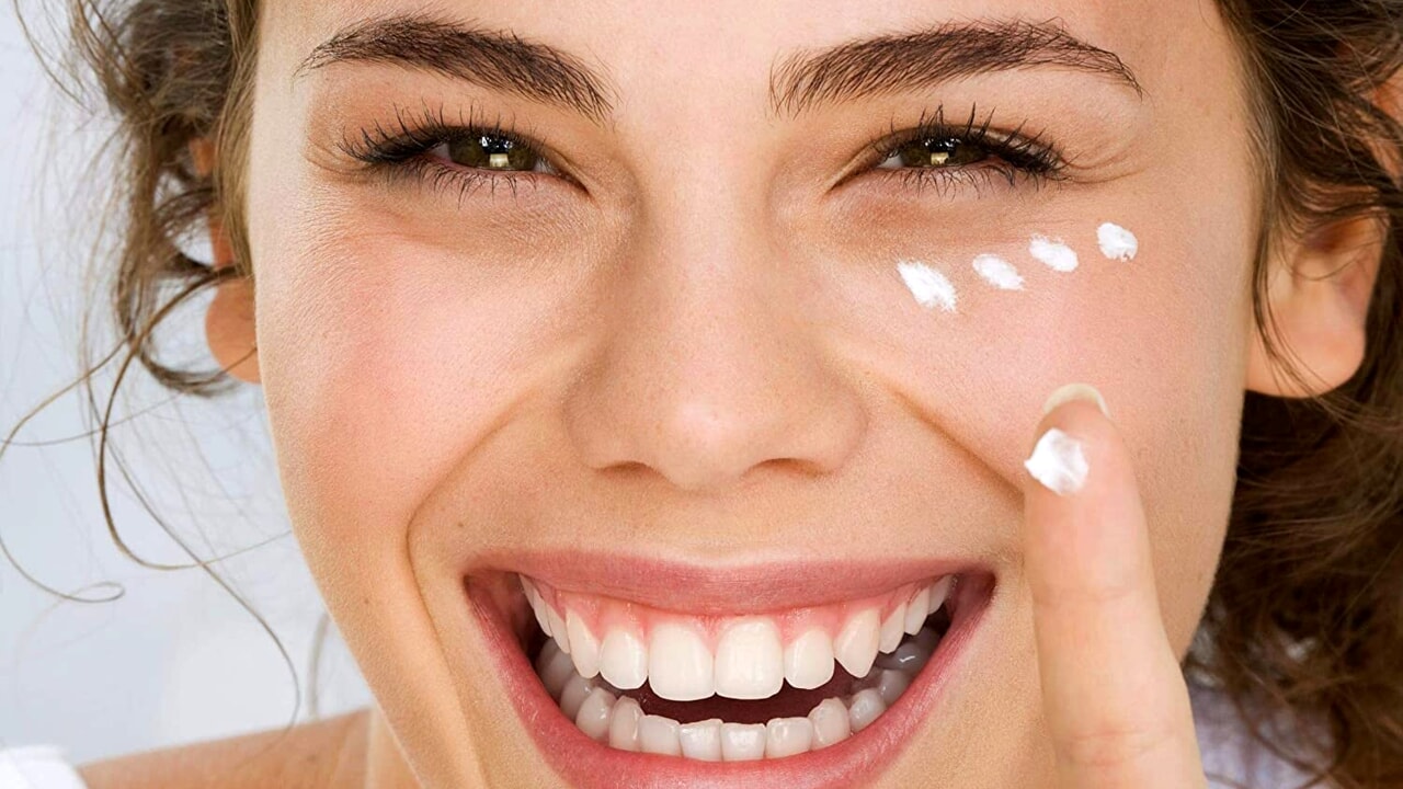 Tämä voide toimii suodattimena. Se mattapintaistaa ja peittää puutteet hetkessä! Se on nyt myynnissä korkeaan hintaan.