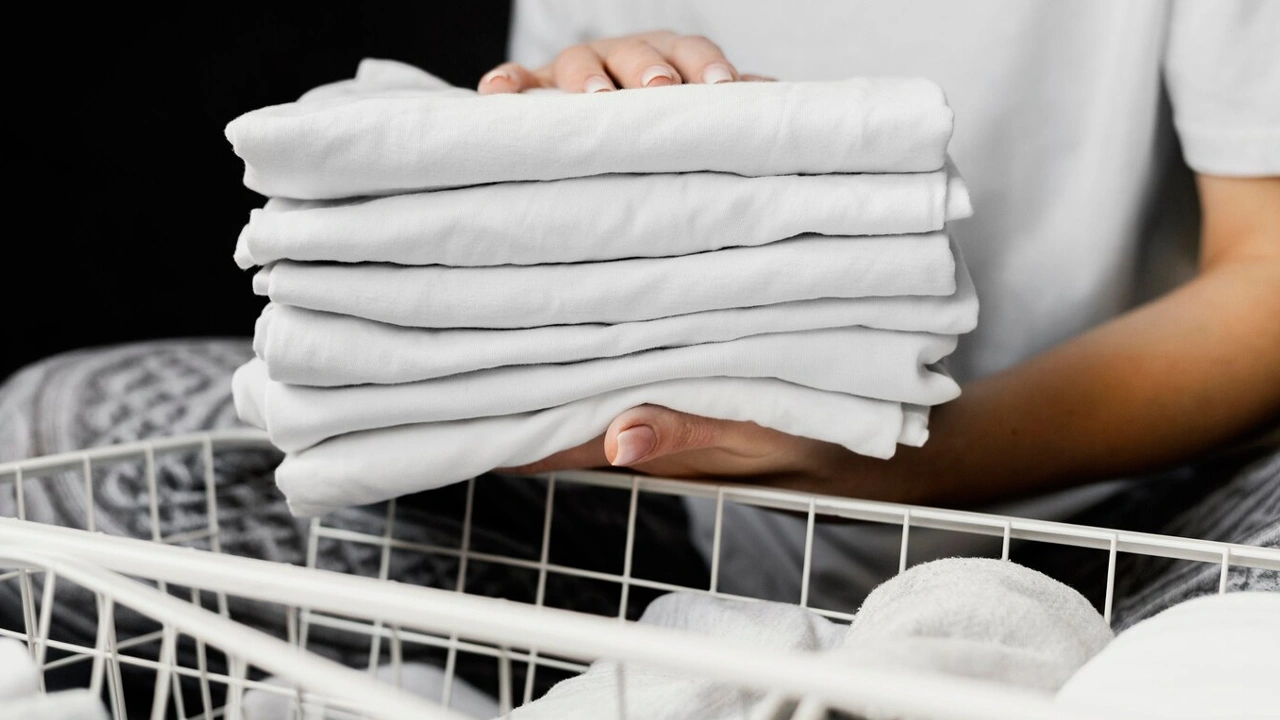 Kuinka poistaa keltaiset tahrat juhlapöytäliinasta.