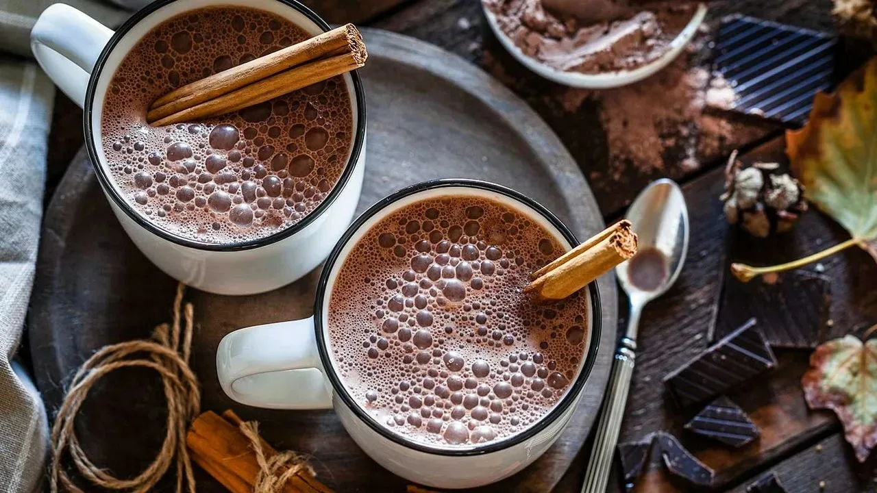 Kuuma kaakao maistuu paremmalta kuin kahvilassa: 3 helppoa reseptiä kotona valmistamista varten.