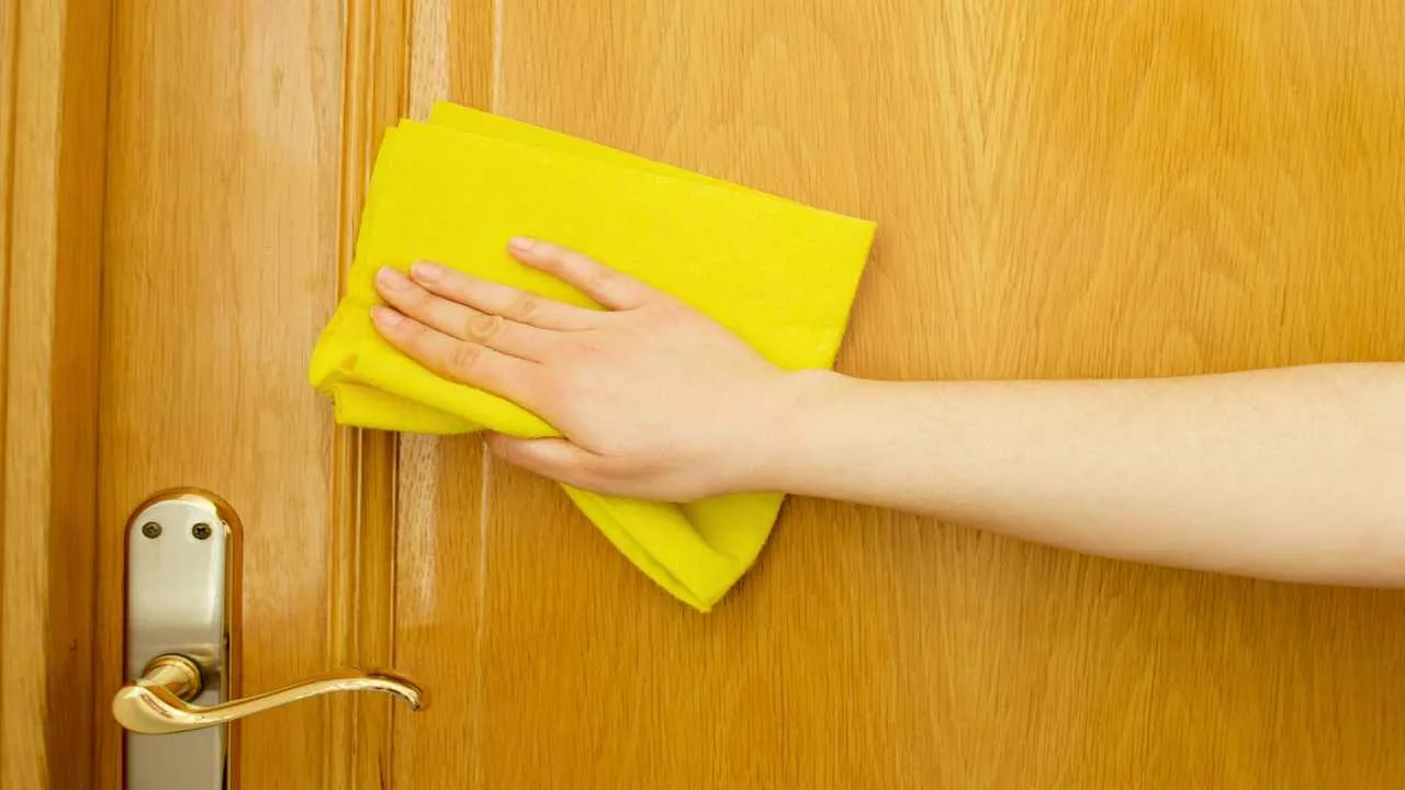 Kyse ei ole pesuaineesta: kuinka puhdistaa puiset ovet, jotta ne saavat takaisin kiiltonsa.