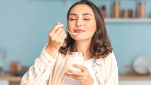 Ei teetä, ei kahvia, ei kaakaota: tutkijat ovat nimenneet ihanteellisen aamujuoman, joka parantaa ihon kuntoa ja vaikuttaa suolistoon myönteisesti.