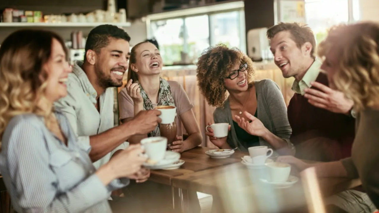 Dan Buettner, pitkäikäisyyden asiantuntija: ”Vähintään kolmen ystävän läsnäolo, joiden kanssa voi nauraa, vastaa kahdeksan vuoden elinajan pidentymistä.”
