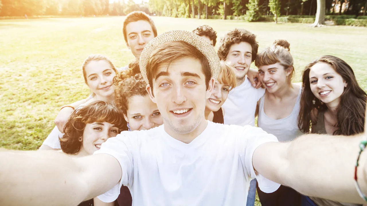 Dan Buettner, pitkäikäisyyden asiantuntija: ”Vähintään kolmen ystävän läsnäolo, joiden kanssa voi nauraa, vastaa kahdeksan vuoden elinajan pidentymistä.”