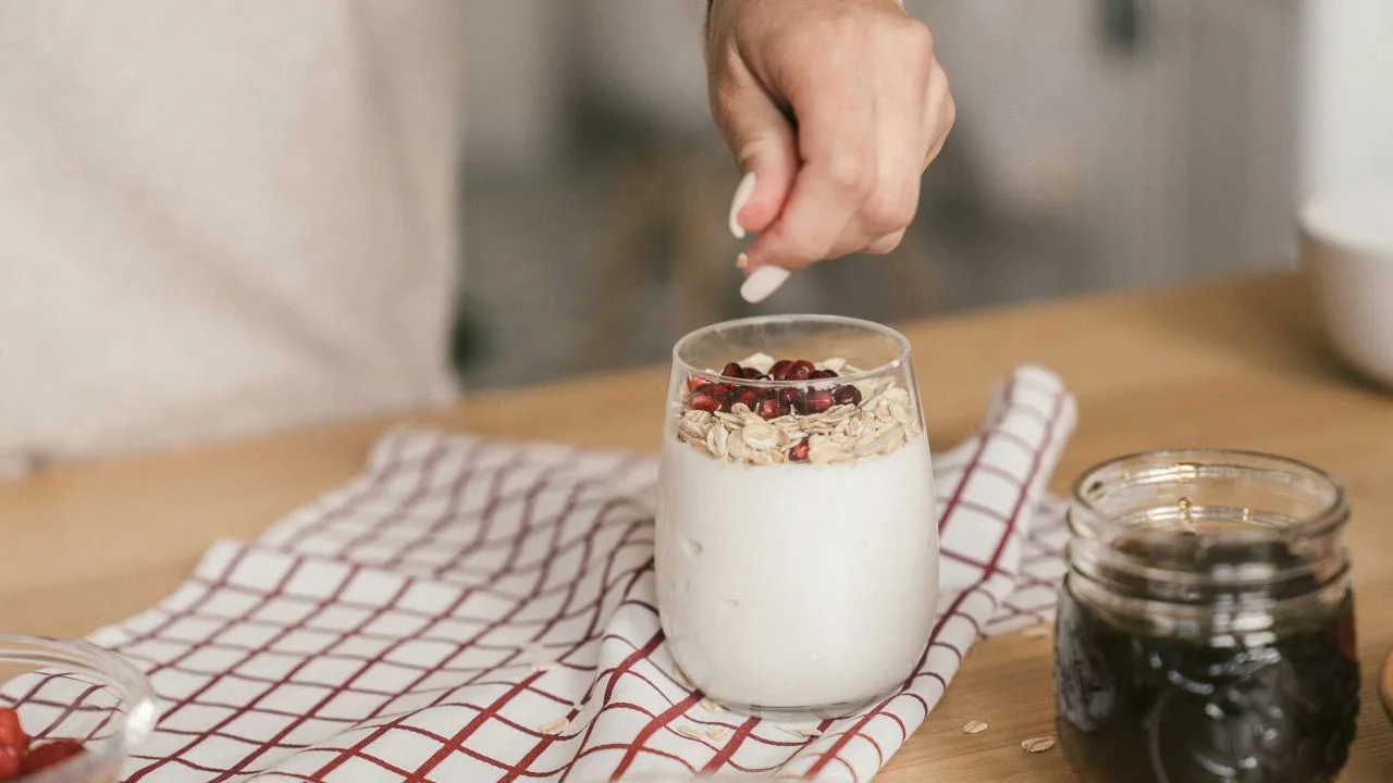 Ei teetä, ei kahvia, ei kaakaota: tutkijat ovat nimenneet ihanteellisen aamujuoman, joka parantaa ihon kuntoa ja vaikuttaa suolistoon myönteisesti.