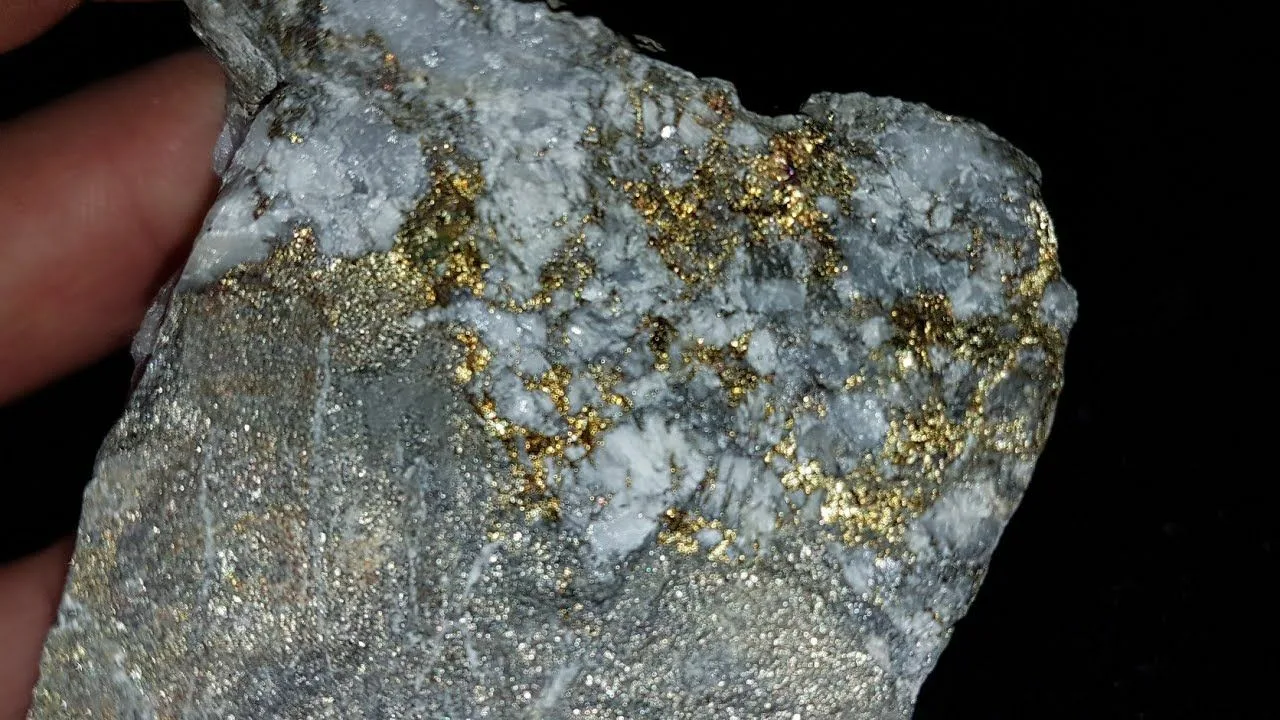 Geologit eivät usko tähän: tutkimuksen mukaan maanjäristykset voivat muodostaa kultahiukkasia kvartsin läpi.