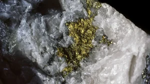 Geologit eivät usko tähän: tutkimuksen mukaan maanjäristykset voivat muodostaa kultahiukkasia kvartsin läpi.