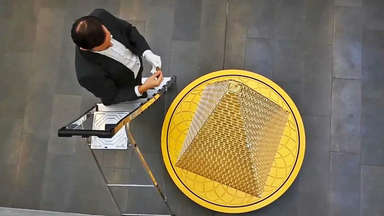 Vuoden 2018 kolikot, 3 metrin korkeus ja puhdasta kultaa oleva ”tähti”: hämmästyttävä tarina maailman kalleimmasta joulukuusesta.