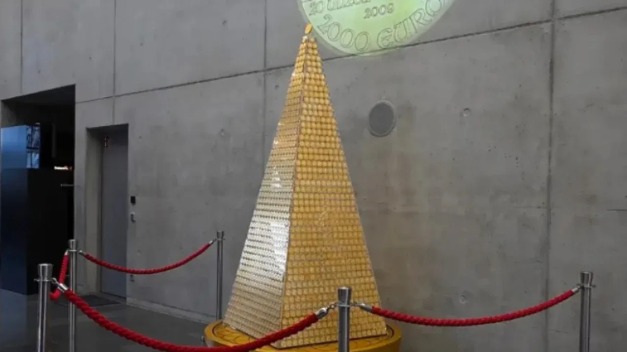 Vuoden 2018 kolikot, 3 metrin korkeus ja puhdasta kultaa oleva ”tähti”: hämmästyttävä tarina maailman kalleimmasta joulukuusesta.