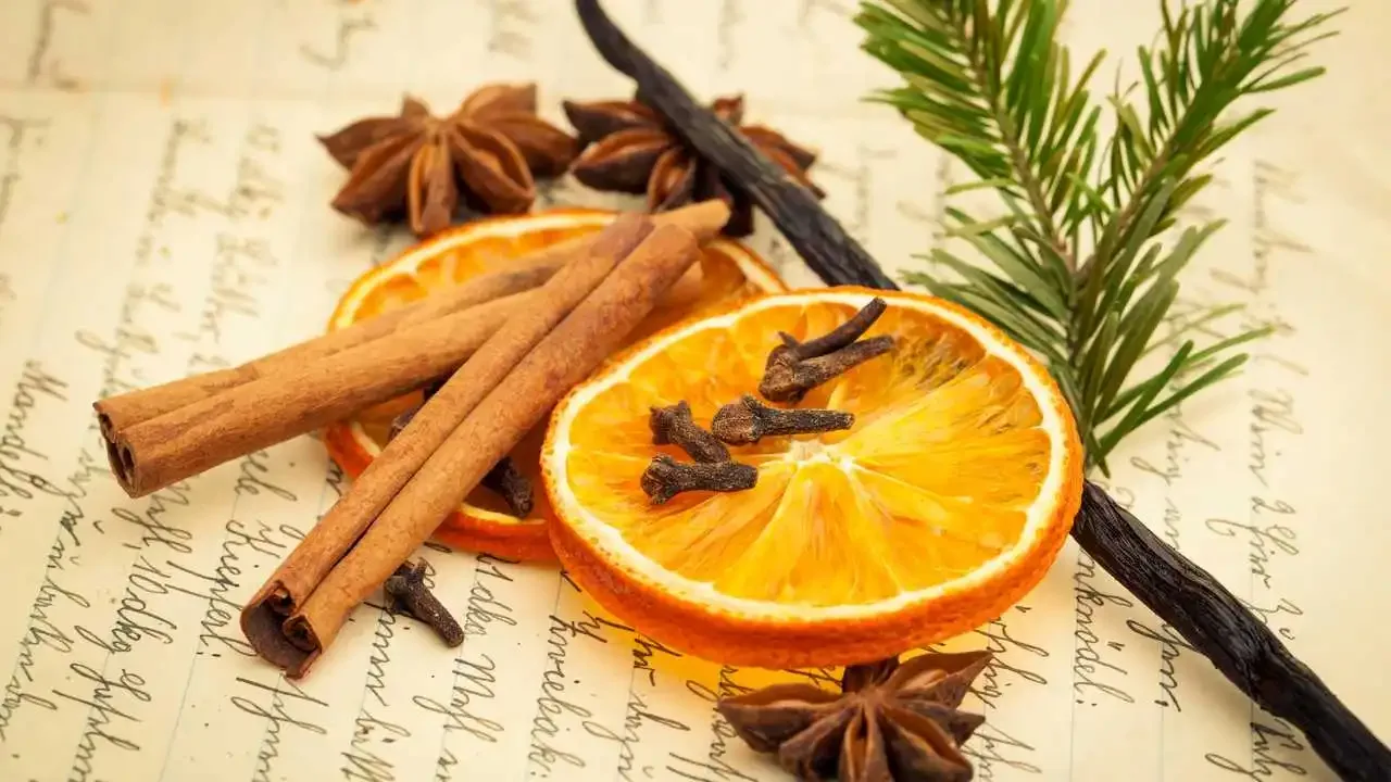 Appelsiininkuori ja neilikka: miksi niitä kannattaa säilyttää purkissa kotona?