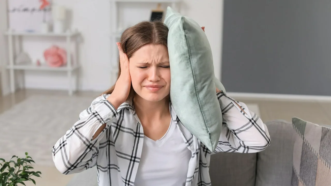 Tavallinen ruuvi riittää: tämä keksintö auttaa sinua kuulemaan naapurit talossa vähemmän.