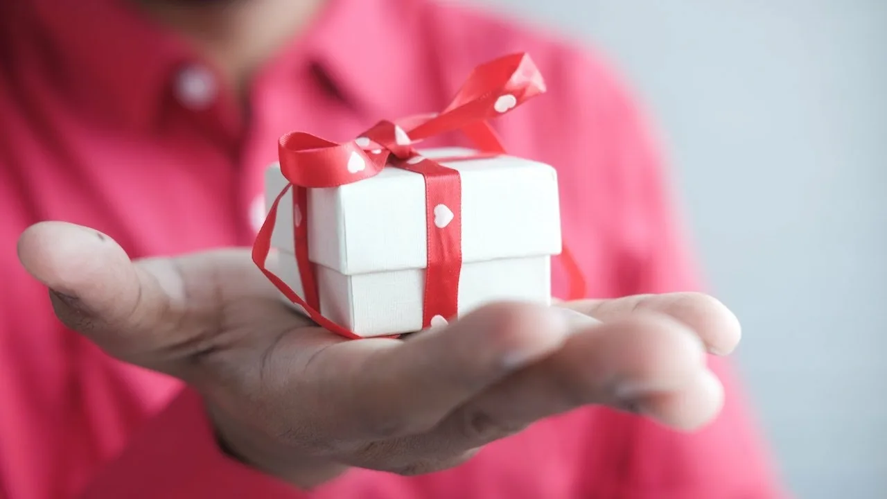 Miksi lahjojen antaminen tuo meille iloa, mutta aiheuttaa myös stressiä psykologian mukaan.