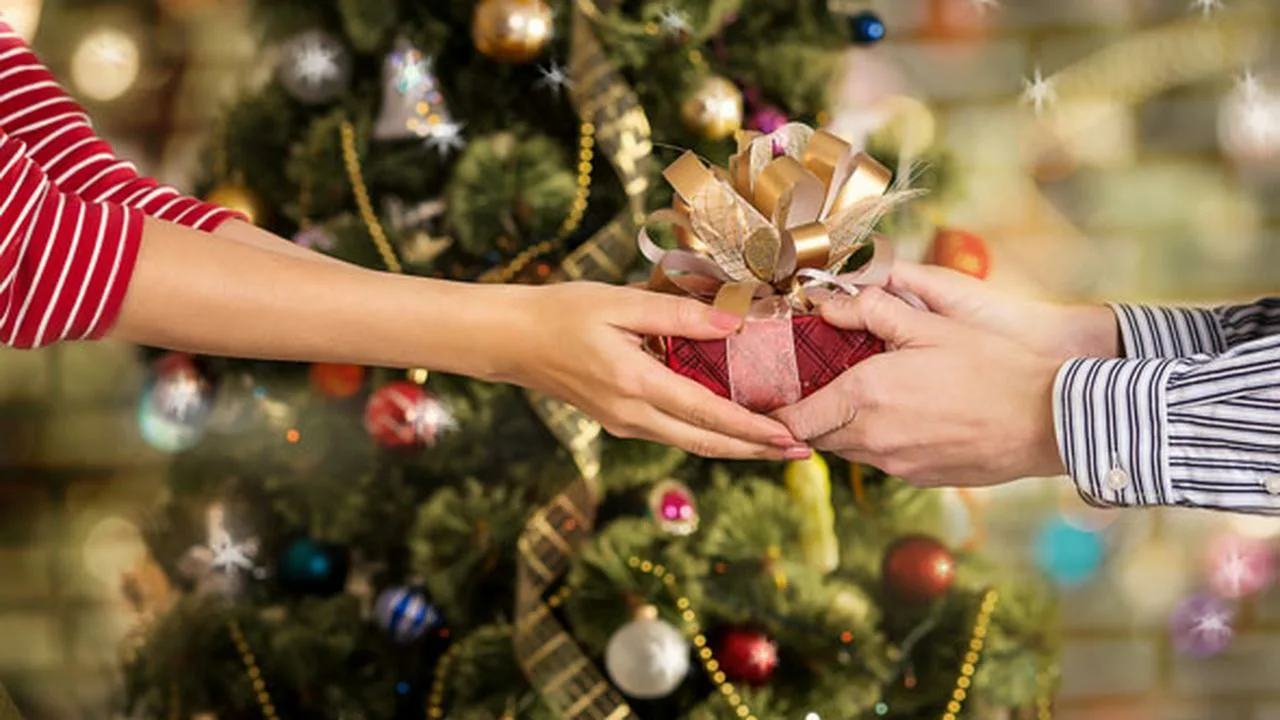 Miksi lahjojen antaminen tuo meille iloa, mutta aiheuttaa myös stressiä psykologian mukaan.