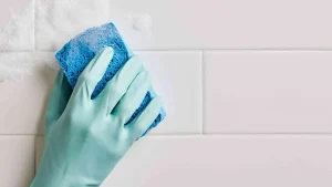 Kuinka valkaista ja puhdistaa kylpyhuoneen laattojen väliset saumat