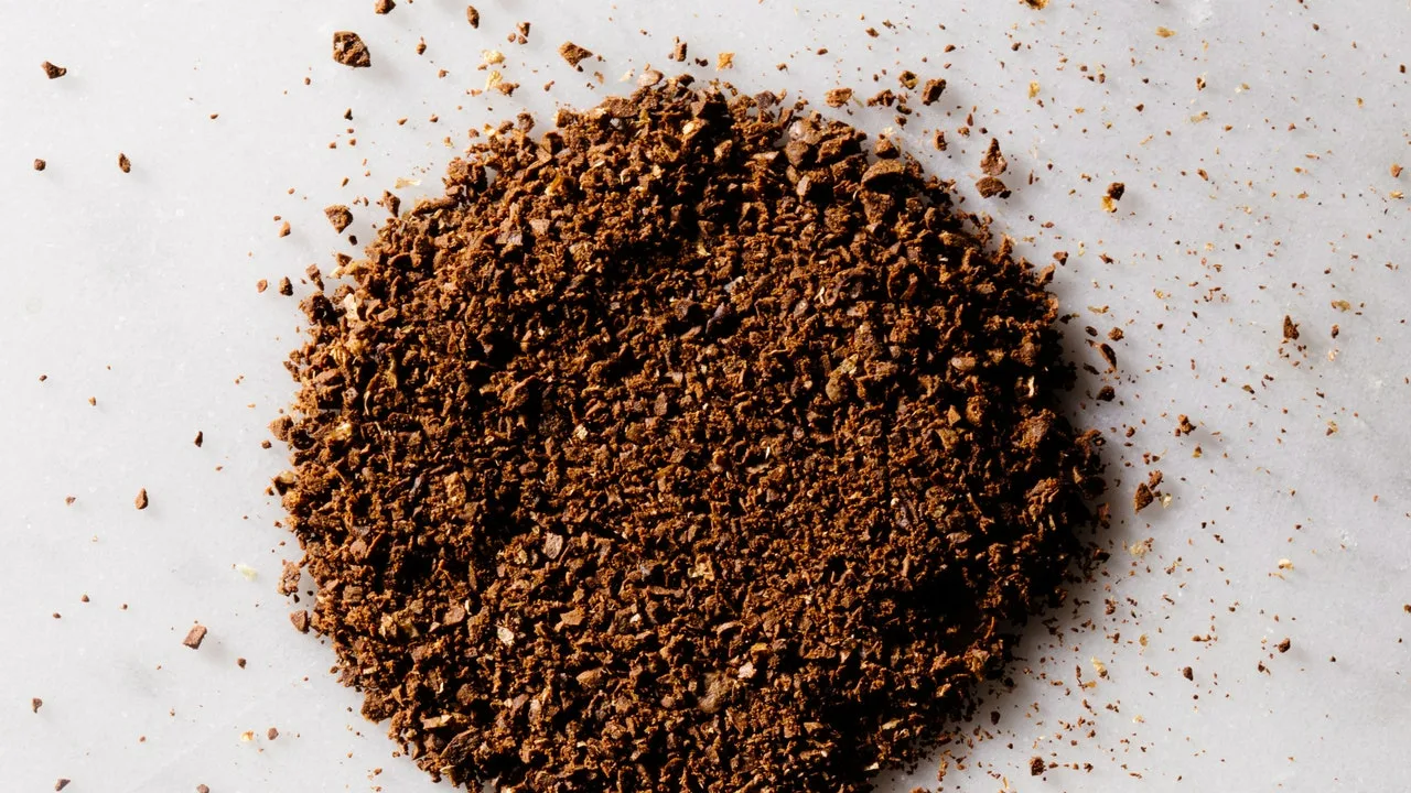 Kahvipussien ripustaminen parvekkeelle: miksi se on suositeltavaa ja mihin sitä tarvitaan.