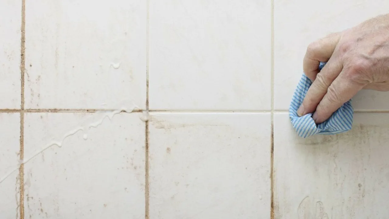 Kuinka valkaista ja puhdistaa kylpyhuoneen laattojen väliset saumat
