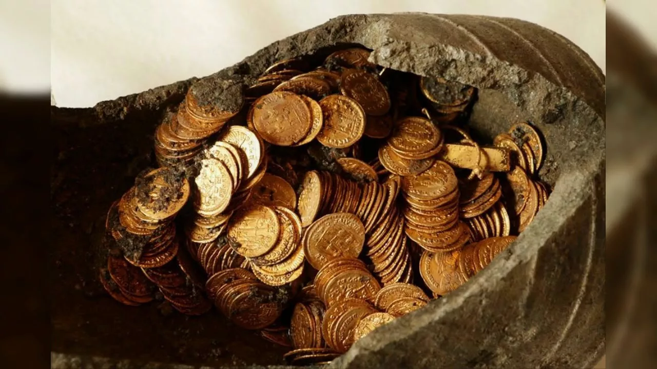 Retkellä he löytävät 1800-luvulta peräisin olevan kultakolikkokätkön.