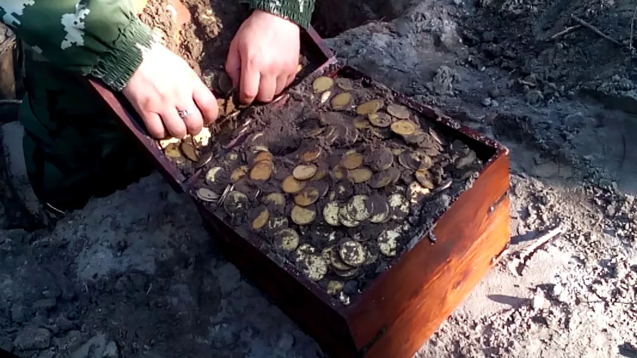 Retkellä he löytävät 1800-luvulta peräisin olevan kultakolikkokätkön.