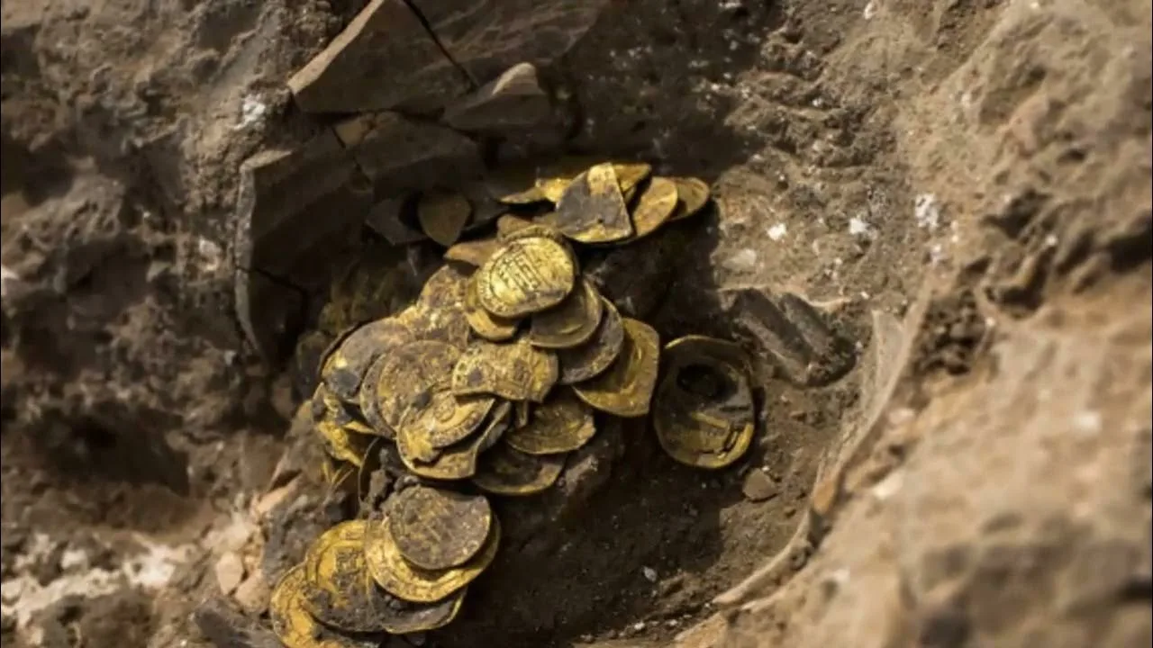 Retkellä he löytävät 1800-luvulta peräisin olevan kultakolikkokätkön.