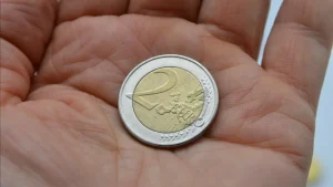 2 euron kolikko, joka löydettiin rahapajalta: jotkut harvinaiset kappaleet voivat maksaa jopa 3300 euroa, joten muista tarkistaa taskusi.