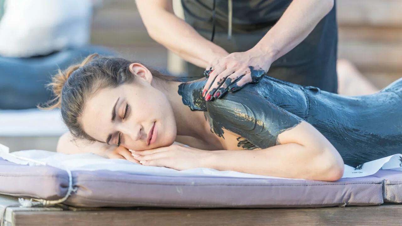 Muta-uute hunajalla: kylpy, joka kiinteyttää ihoa kuin spa-hoito. Vähentää selluliittia.