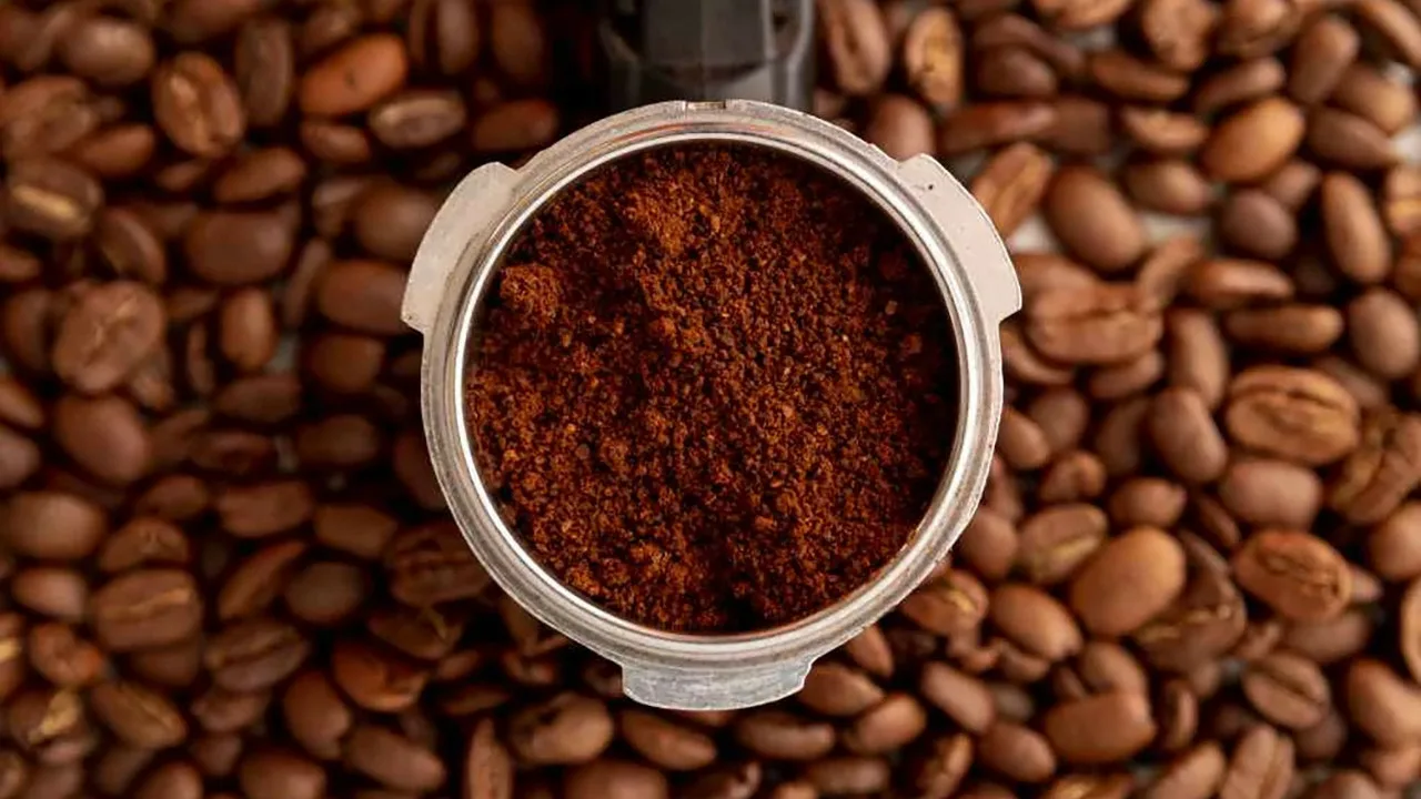 Kahvipussien ripustaminen parvekkeelle: miksi se on suositeltavaa ja mihin sitä tarvitaan.