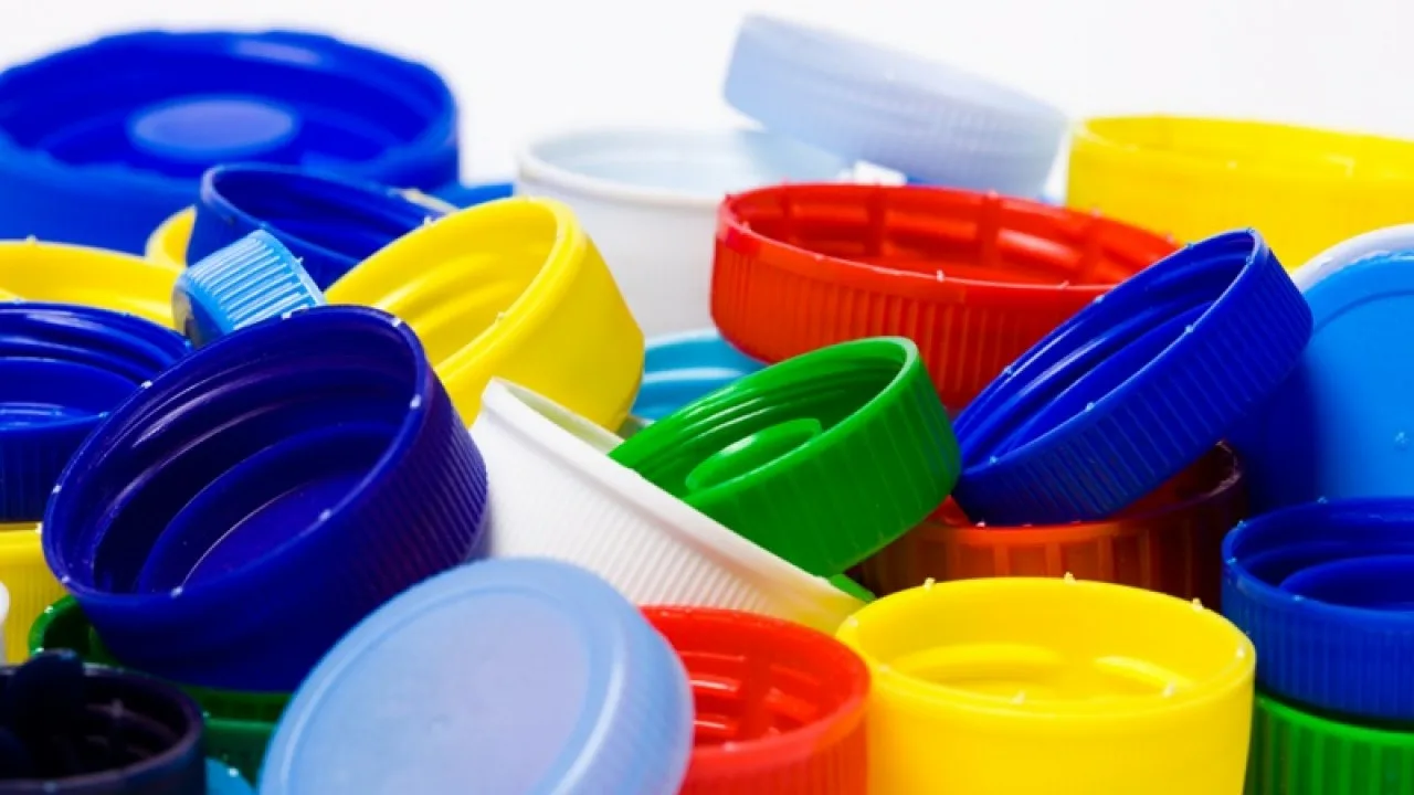 Käyttämällä muovisia limupullojen korkkeja opettelemme sinulle joulukoristeiden tekemistä.