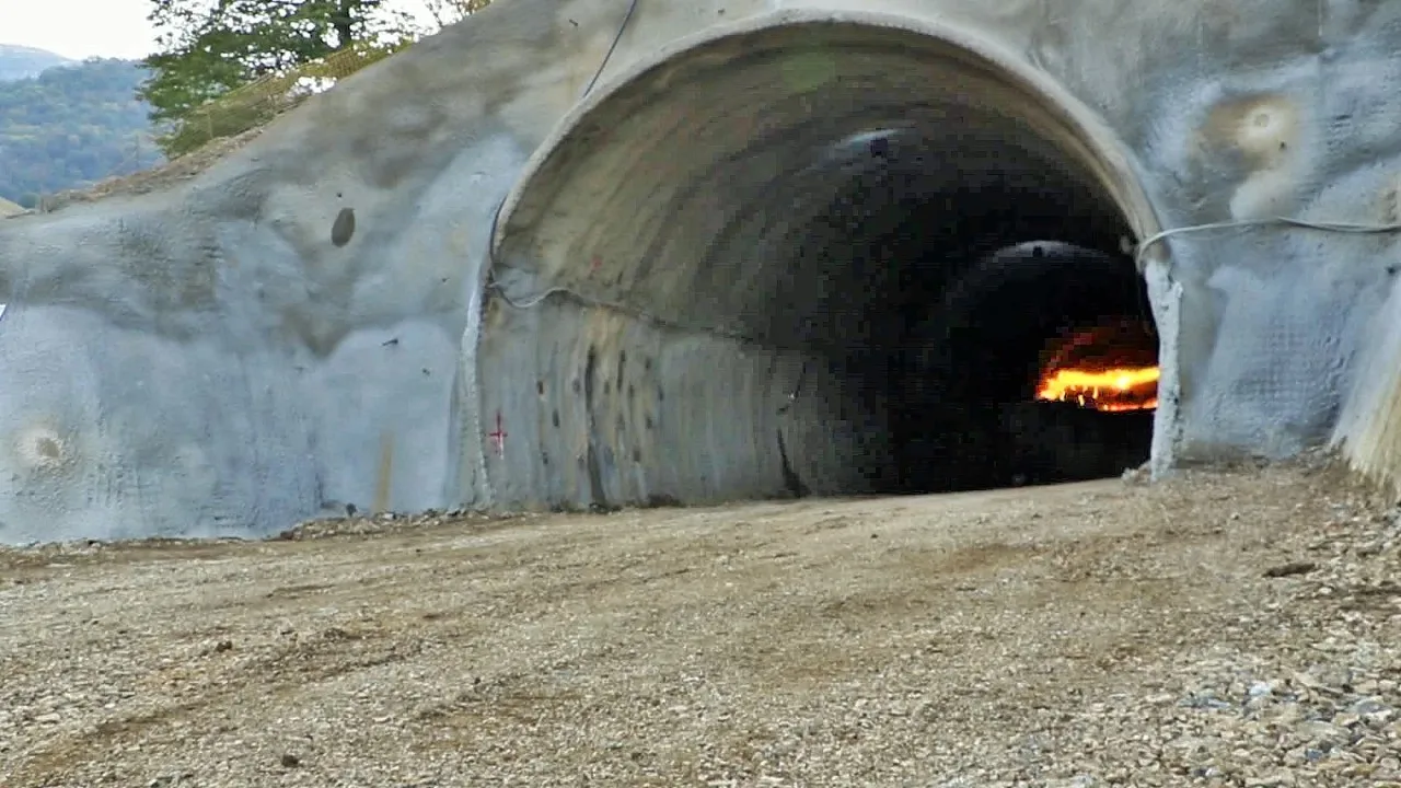 Tässä maassa on aloitettu maan pisimmän autotunnelin rakentaminen vuoristosolaan, mikä lyhentää matka-aikaa kahdesta tunnista vain 10 minuuttiin.