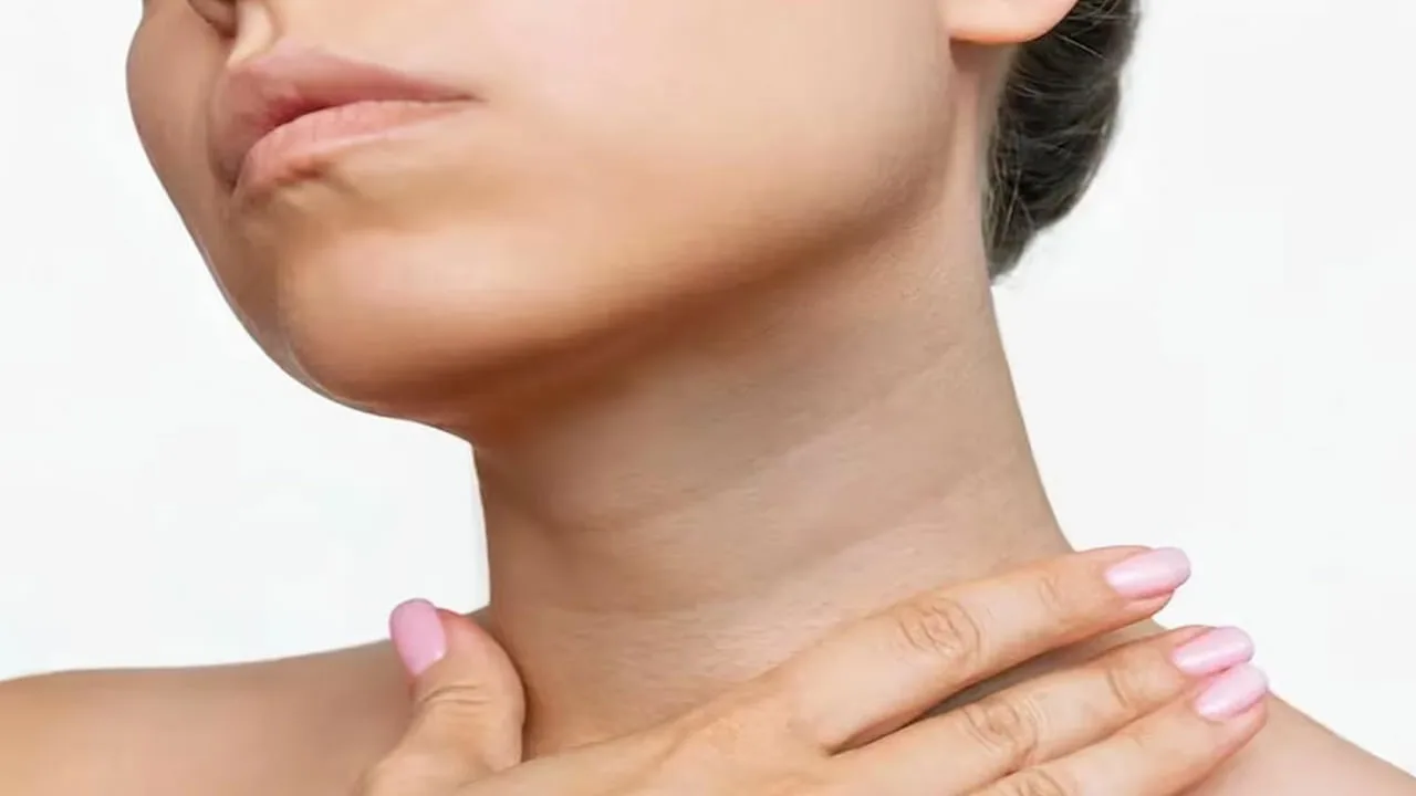 Kuinka nopeasti tasoittaa kaulan ryppyjä ja palauttaa ihon kimmoisuus kotona